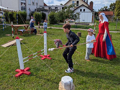Ein junger Recke versucht, das Sprunghindernis zu überwinden.