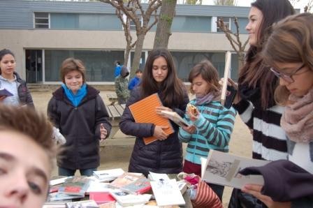 gran intercanvi de llibres a l'hora del pati