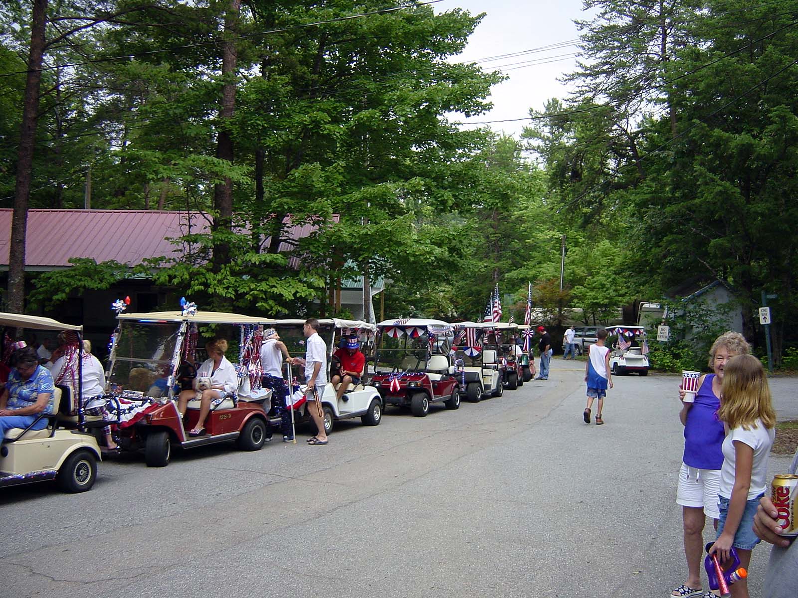 Golf Cars Parade am Independence Day, Mountain-Lakes Resorts