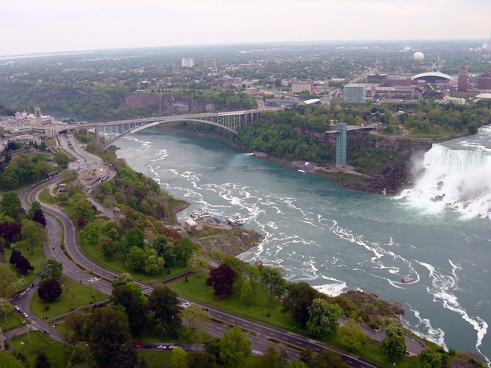 Blick vom Observation Deck zur Brücke zw. USA und Kanada (Rainbow Bridge)
