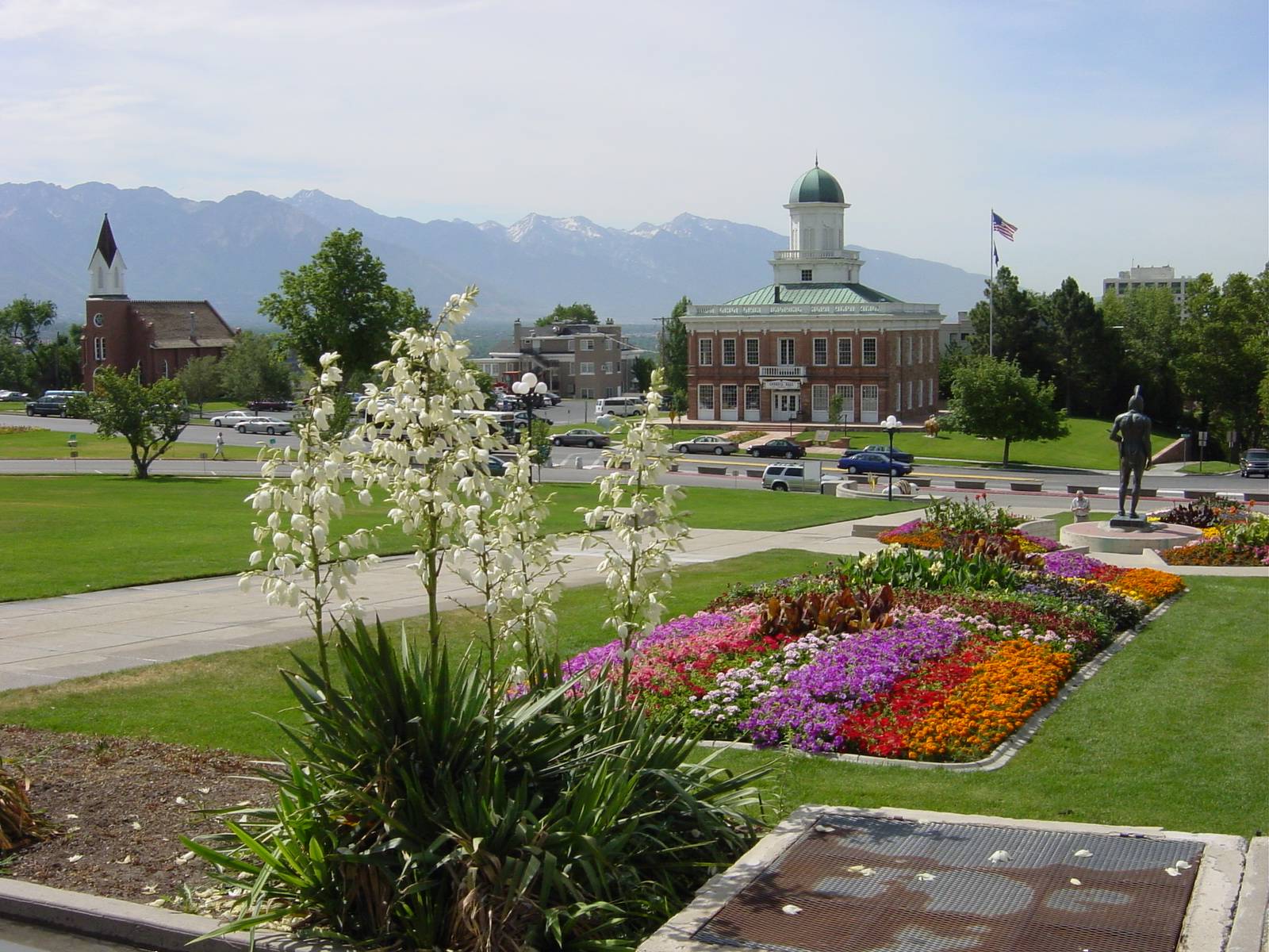 Utah Office of Tourism (li.  White Memorial Chapel), Salt Lake City