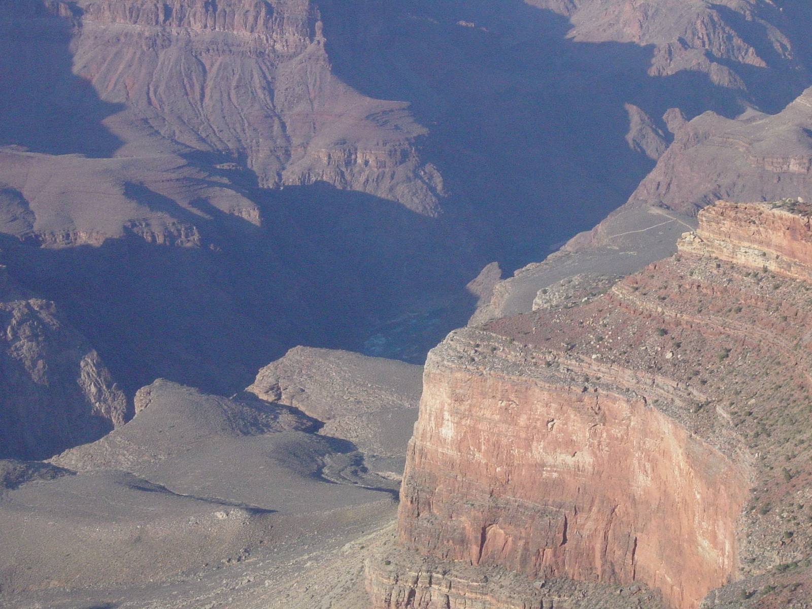 Grand Canyon, der Colorado River (in der Mitte tief unten im Schatten kaum zu erkennen)