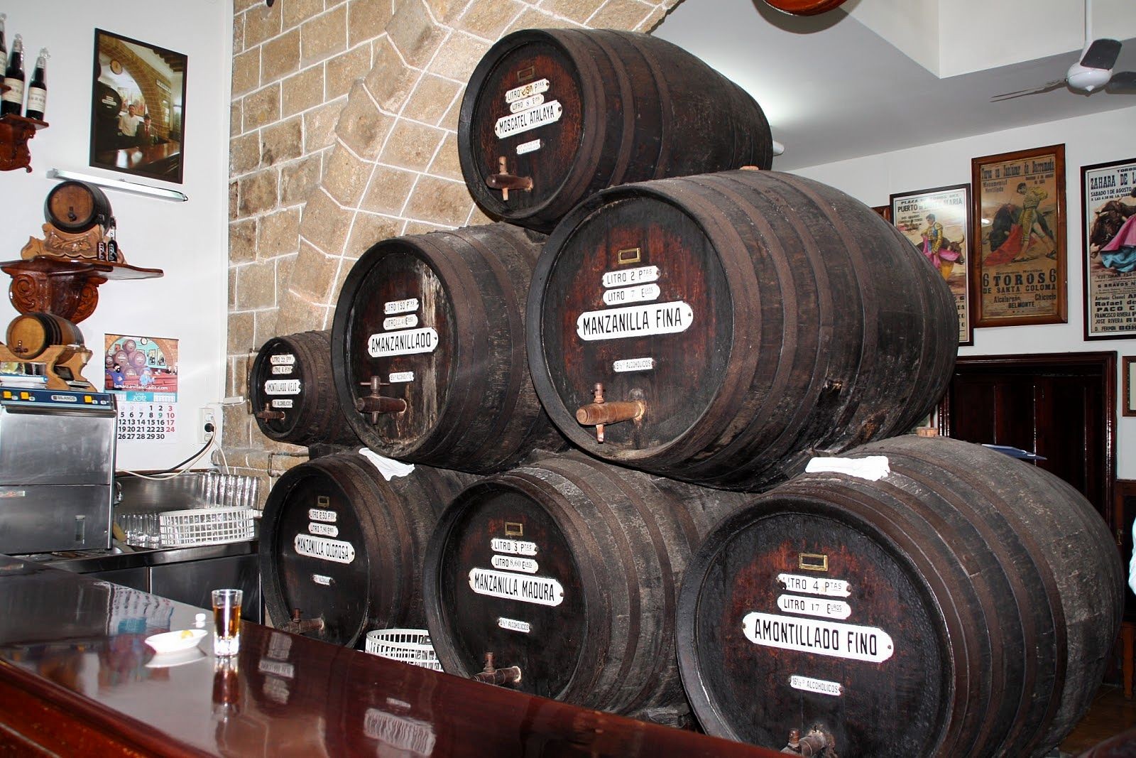 Cadiz Walking Tour, Food Market and Tasting a Local Wine Página web