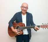 k9musicschoolのシニアギターコースの男性の生徒さんの画像