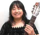 k9musicschoolのクラシックギターコースの女性の生徒さんの画像