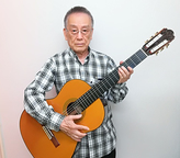 k9 musicschoolの演歌ギターコースの男性の生徒さんの画像