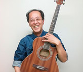 k9 musicschoolのシニアギターコースの男性の生徒さんの画像