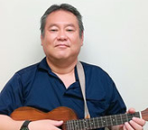 k9musicschoolのウクレレコースの男性の生徒さんの画像