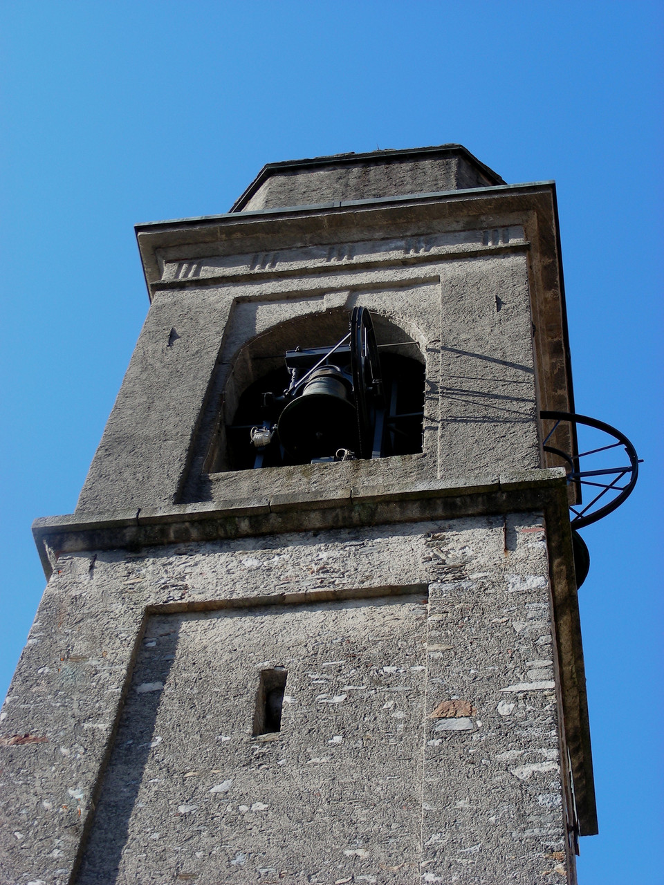 Der Kirchturm mit dem typischen Glockenspiel