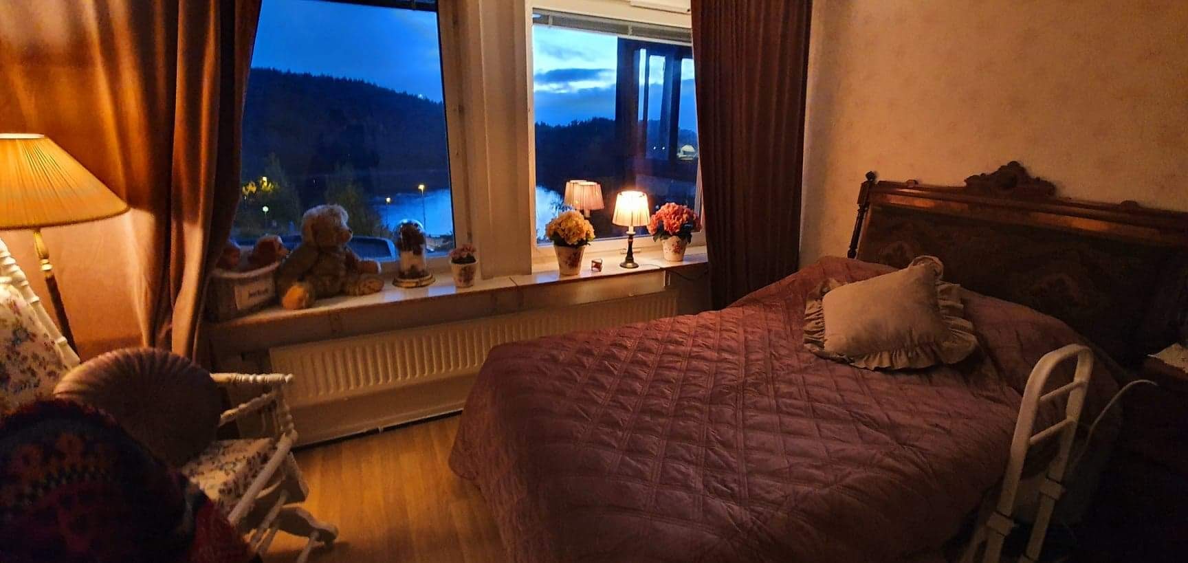 Här är den på plats i sin nya miljö. Gungstolen som skymtar längst till vänster är faktiskt också ett tapetseri och målerijobb jag gjorde åt samma kund för nästan 10 år sedan. Jag använde färger från den för att matcha med färgerna på de nya tygerna.