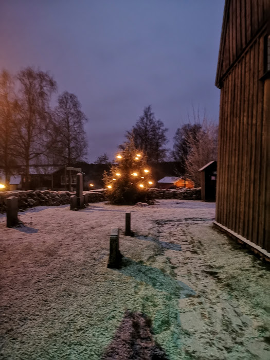 Gryningen börjar dagas när vi går ut från kyrkan tillbaka mot bilen