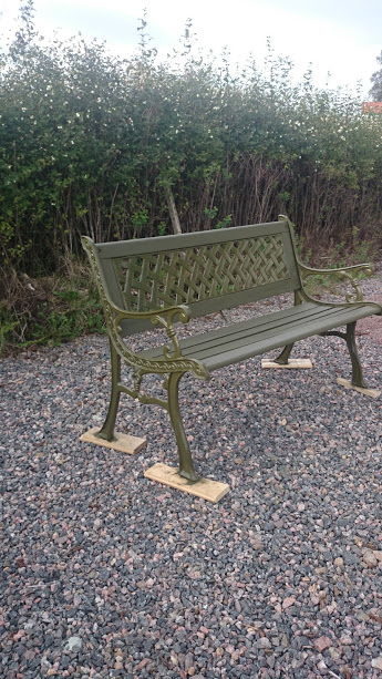 Parksoffan har lagats, slipats och målas här med linoljefärgen Aberdeen green