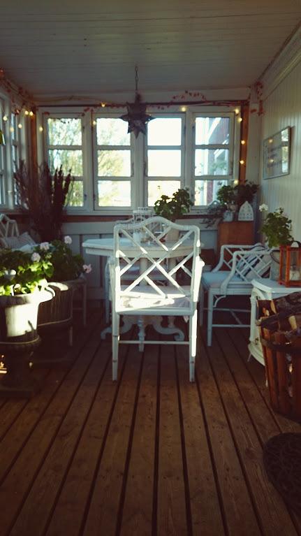 Sommarblommorna har fått flytta in på verandan