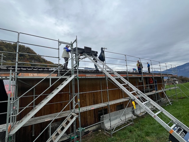 Freiwillige Helfer beim Bau der Solaranlage in Faulensee