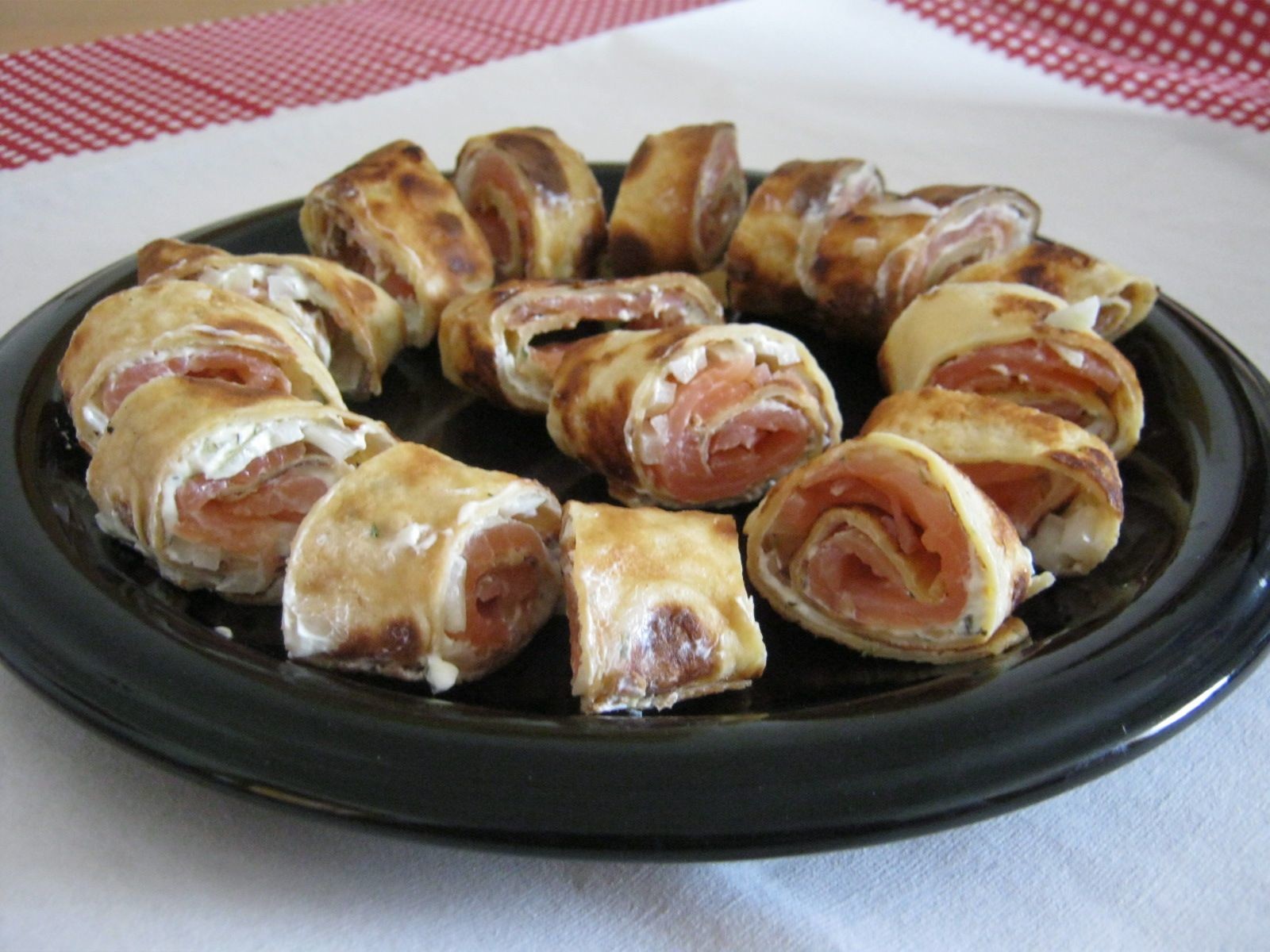 Lachs-Crepes-Röllchen - Susis Küche Lachs-Crepes-Röllchen - Susis Küche