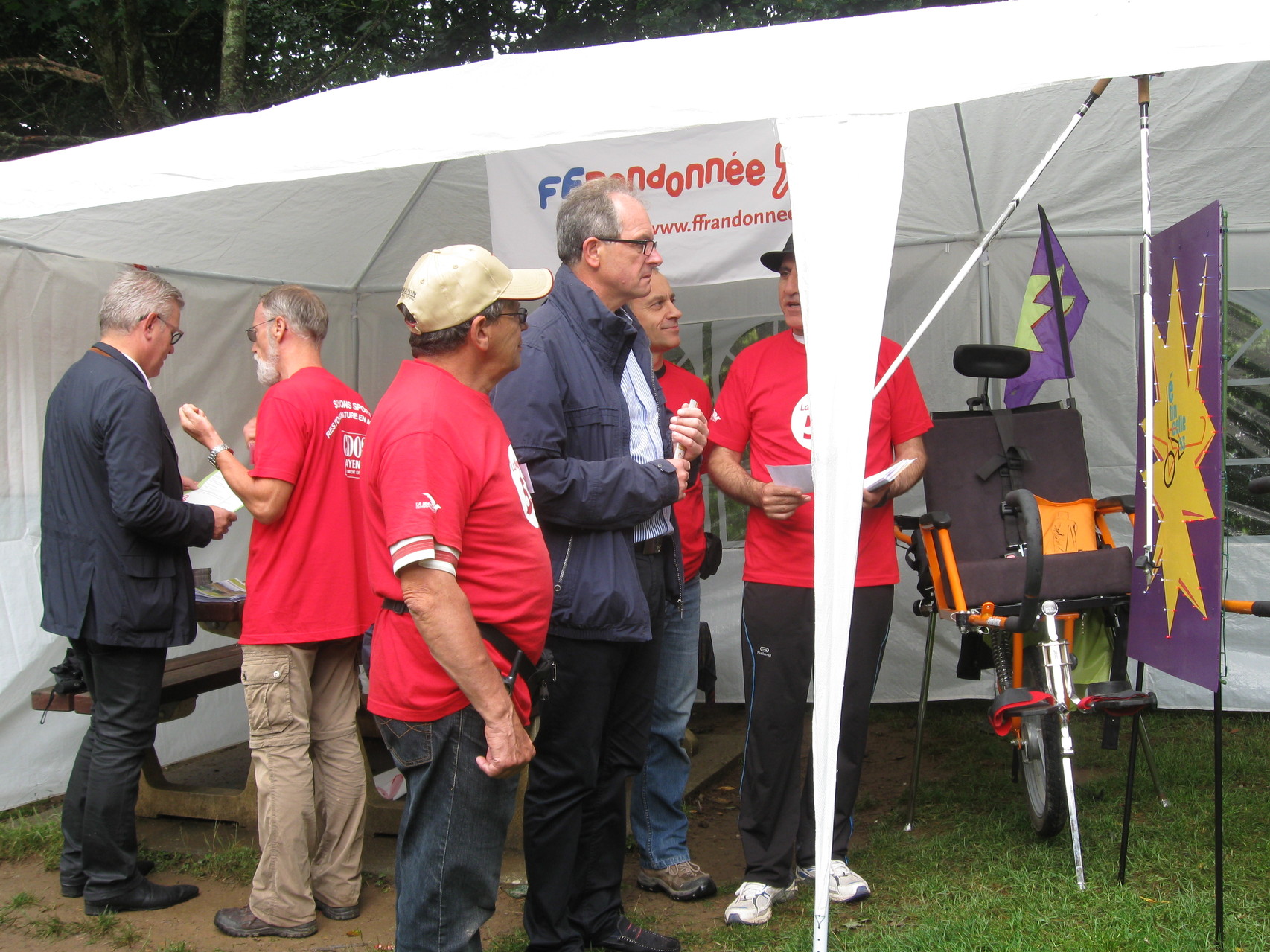 Présentation officielle du stand (avec le maire de changé)