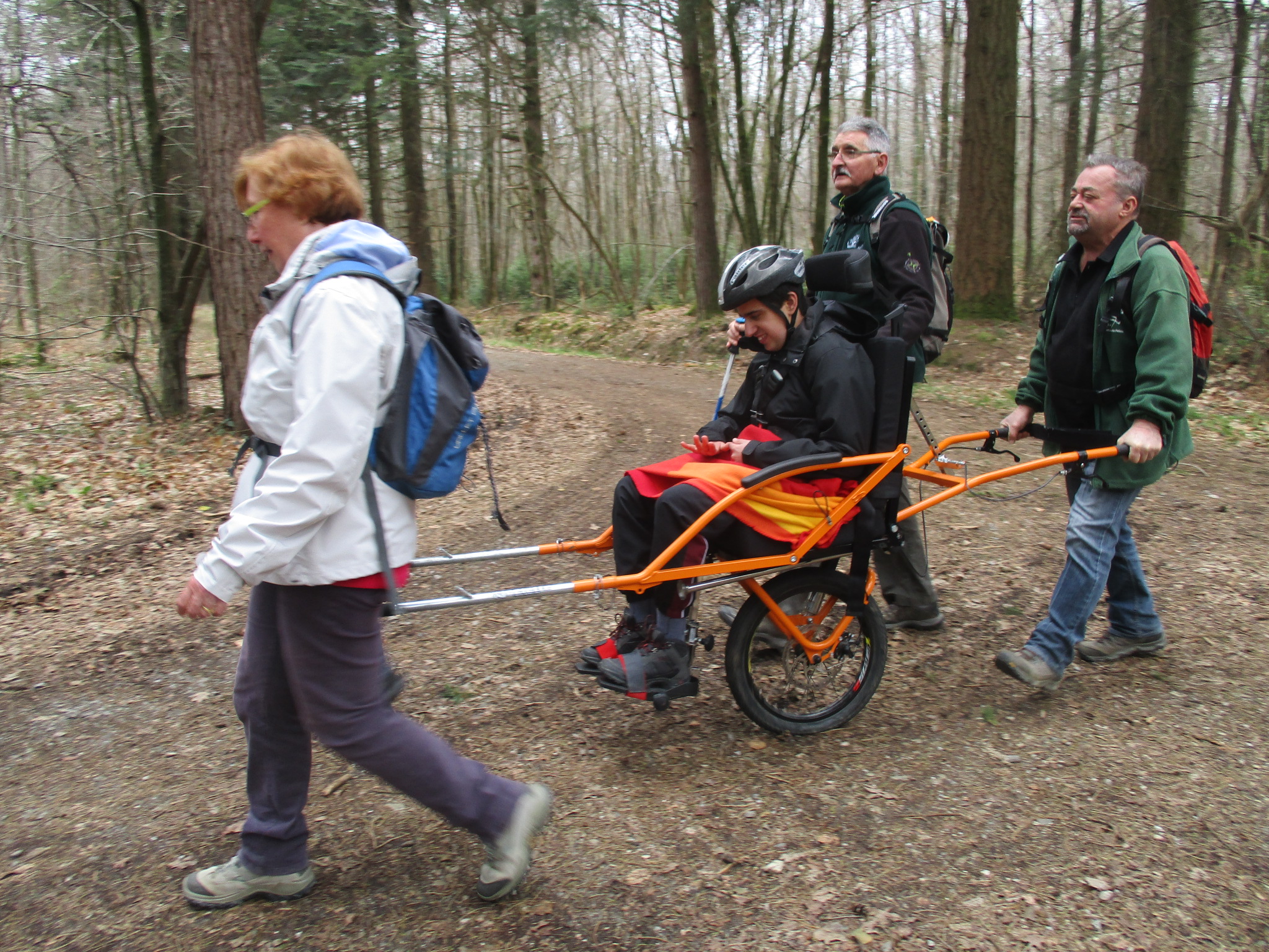 Marie-Claire et Ludivine devant. Jean aux commandes et Joël qui accompagne