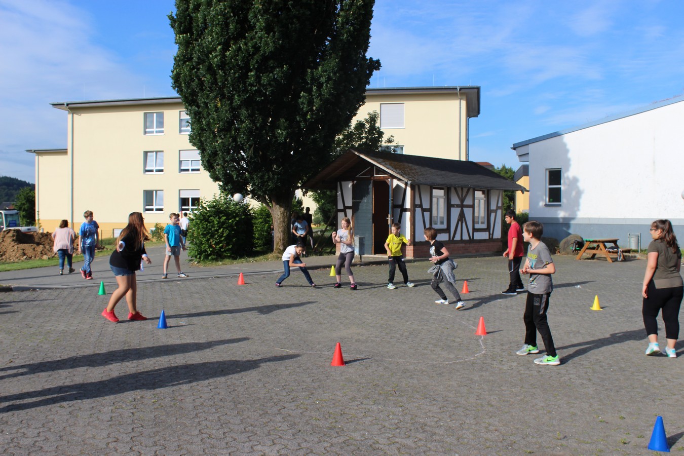 Spiel und Spaß auf dem Schulhof ...