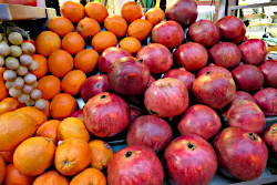 Marktstandauslage mit Granatäpfeln, Orangen und Weintrauben. Was ist los auf den Märkten? Ute R. Voß
