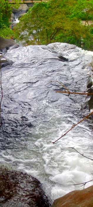 Wasser ist dabei sich den Fall hinabzustürzen, von oben