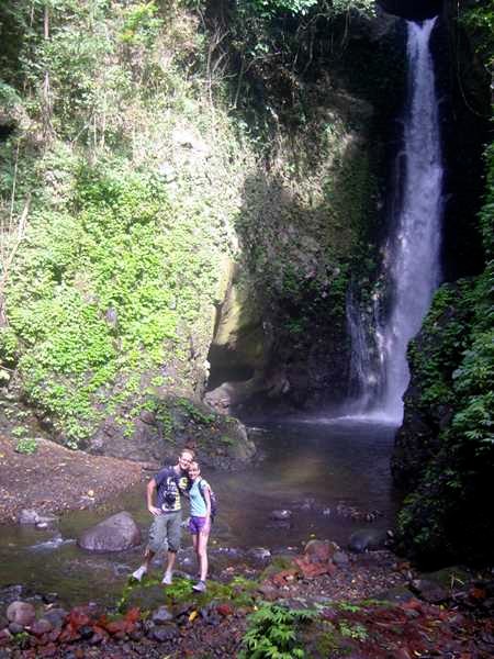 Touristen vor malerischem Wasserfall