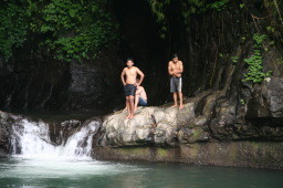 Jugendliche baden im Flusspool