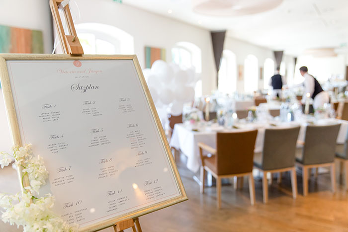 Sitzplan mit Blumenranke von der Hochzeitsagentur Efi im Seehotel Lochau