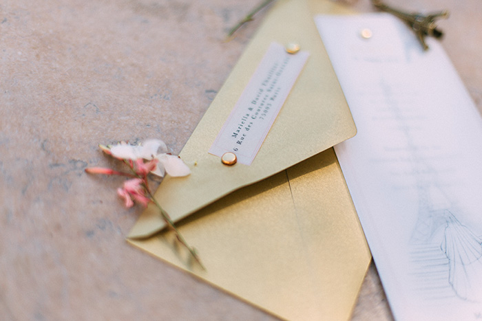 Elegante Einladungskarte in gold und rose für eine pariser Hochzeit