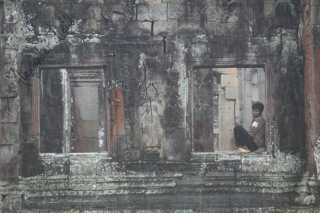 Tour guide protecting from rain - Angkor