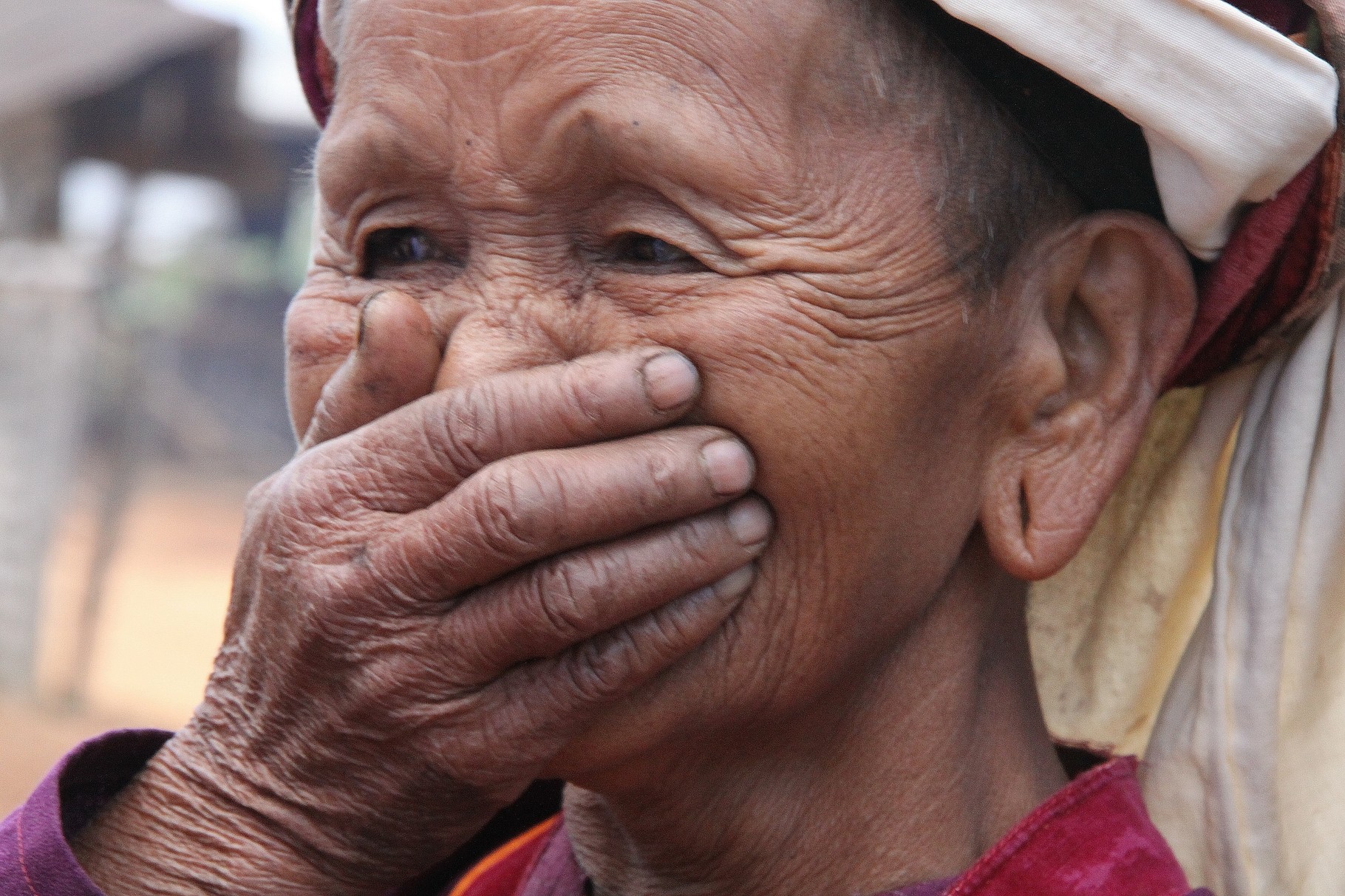 Lachende Frau mit Hand vor dem Mund, Bei Taunggyi | Myanmar