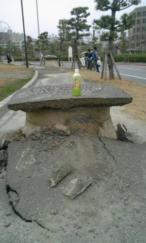 写真1　マンホールの抜け上がり＠千葉県浦安市（原陽一氏提供）