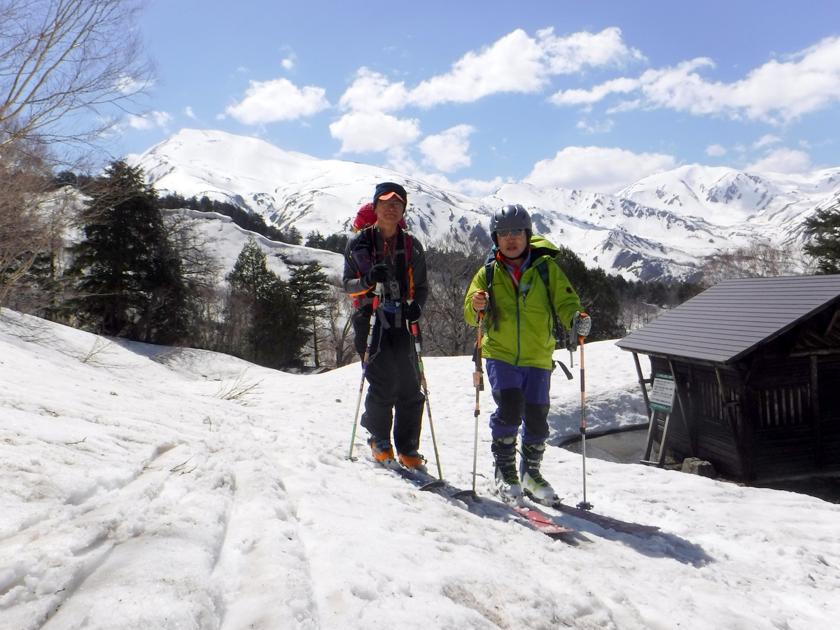 蓮華温泉(背景は雪倉岳･朝日岳)