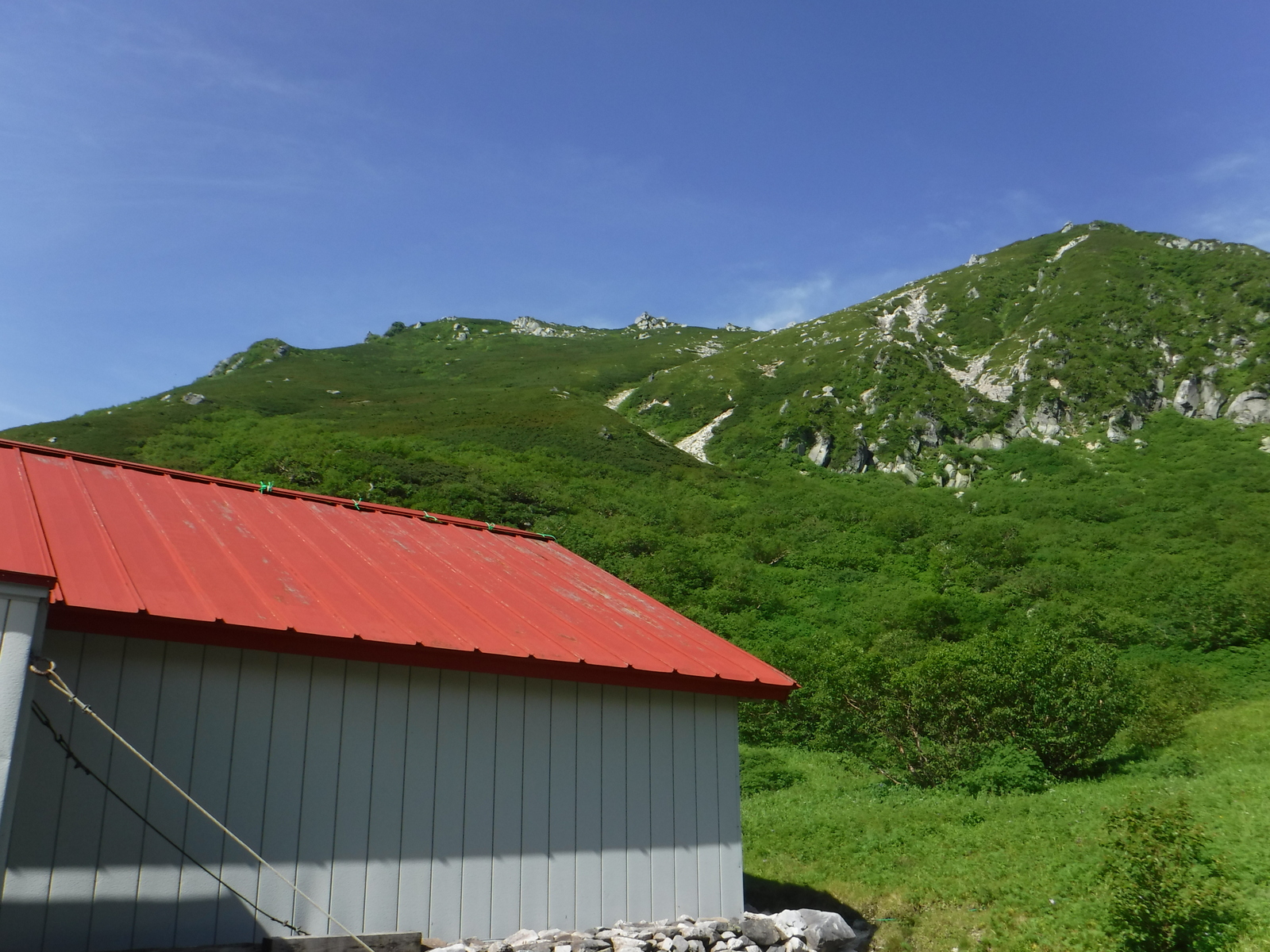 避難小屋は空木平避難小屋と似た構造、水場がなさそう？