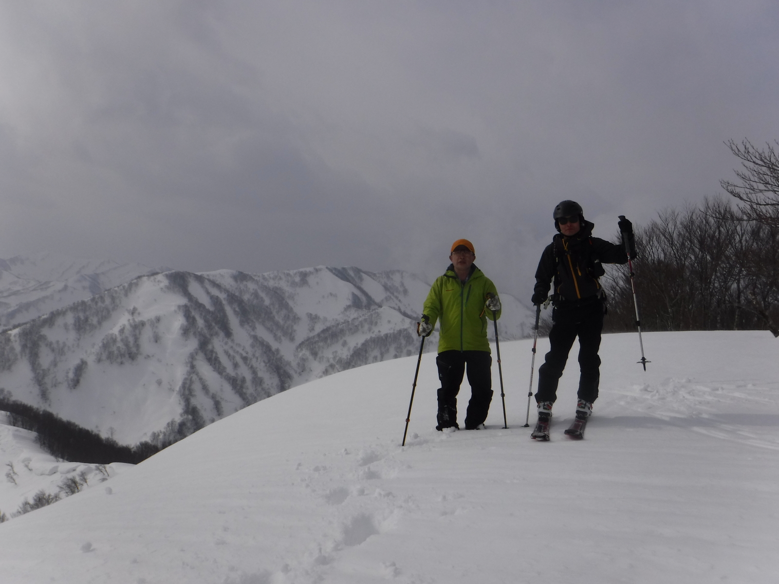 10:50　重倉山　1029m、山頂南側は雪庇