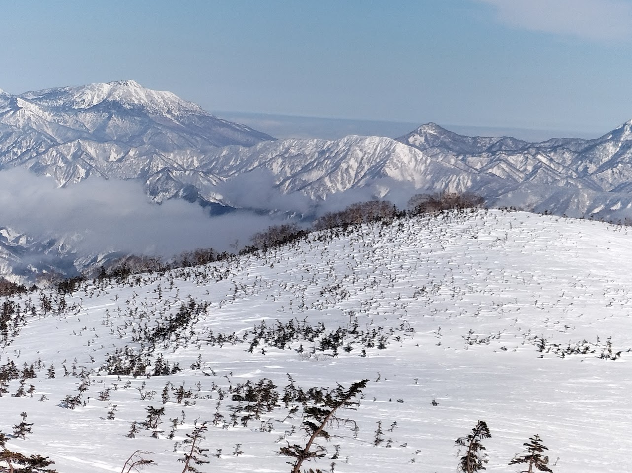 天狗原からの滑降方面を望む