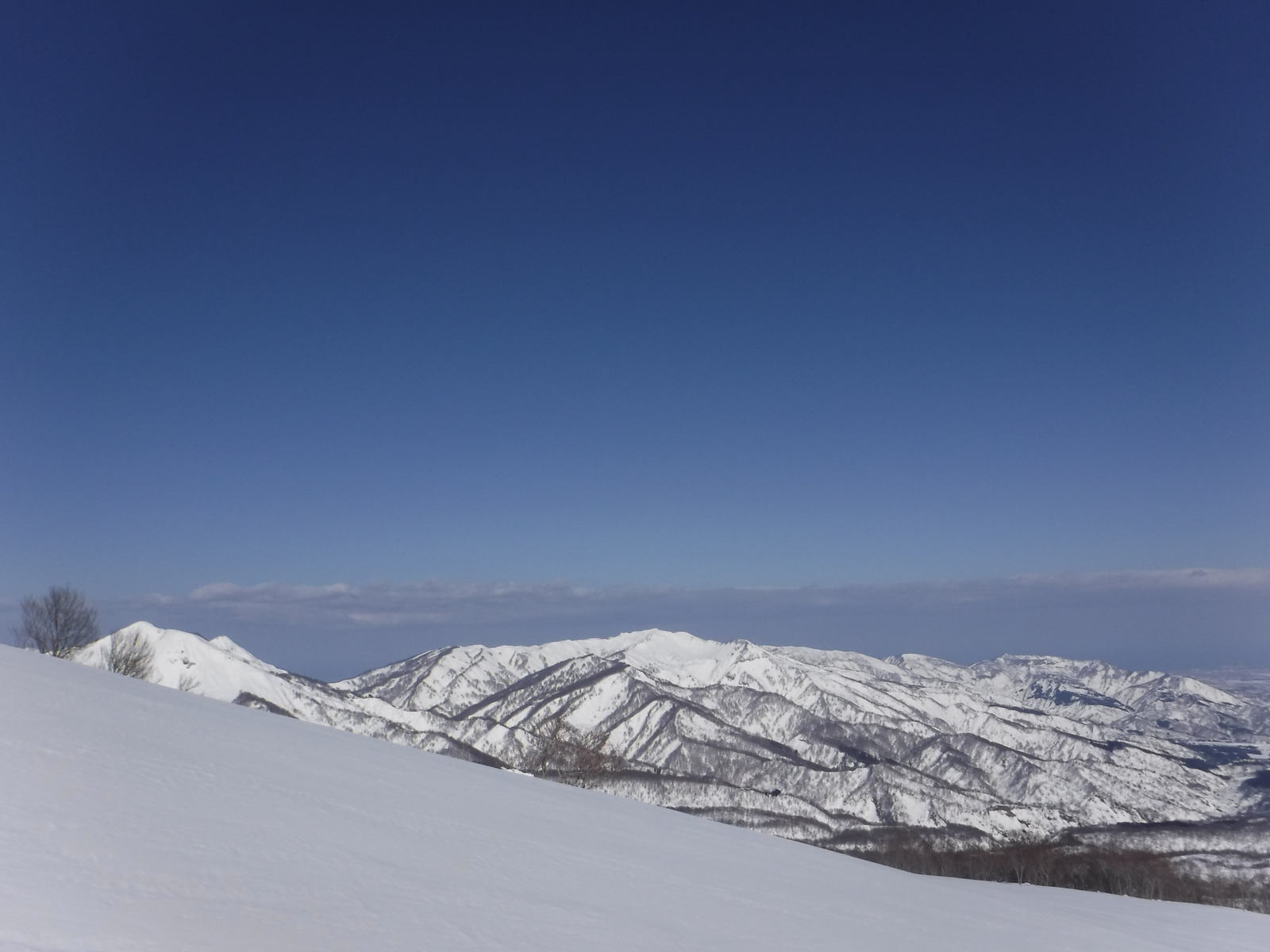 10:50　大毛無山（中央）、容雅山（左）