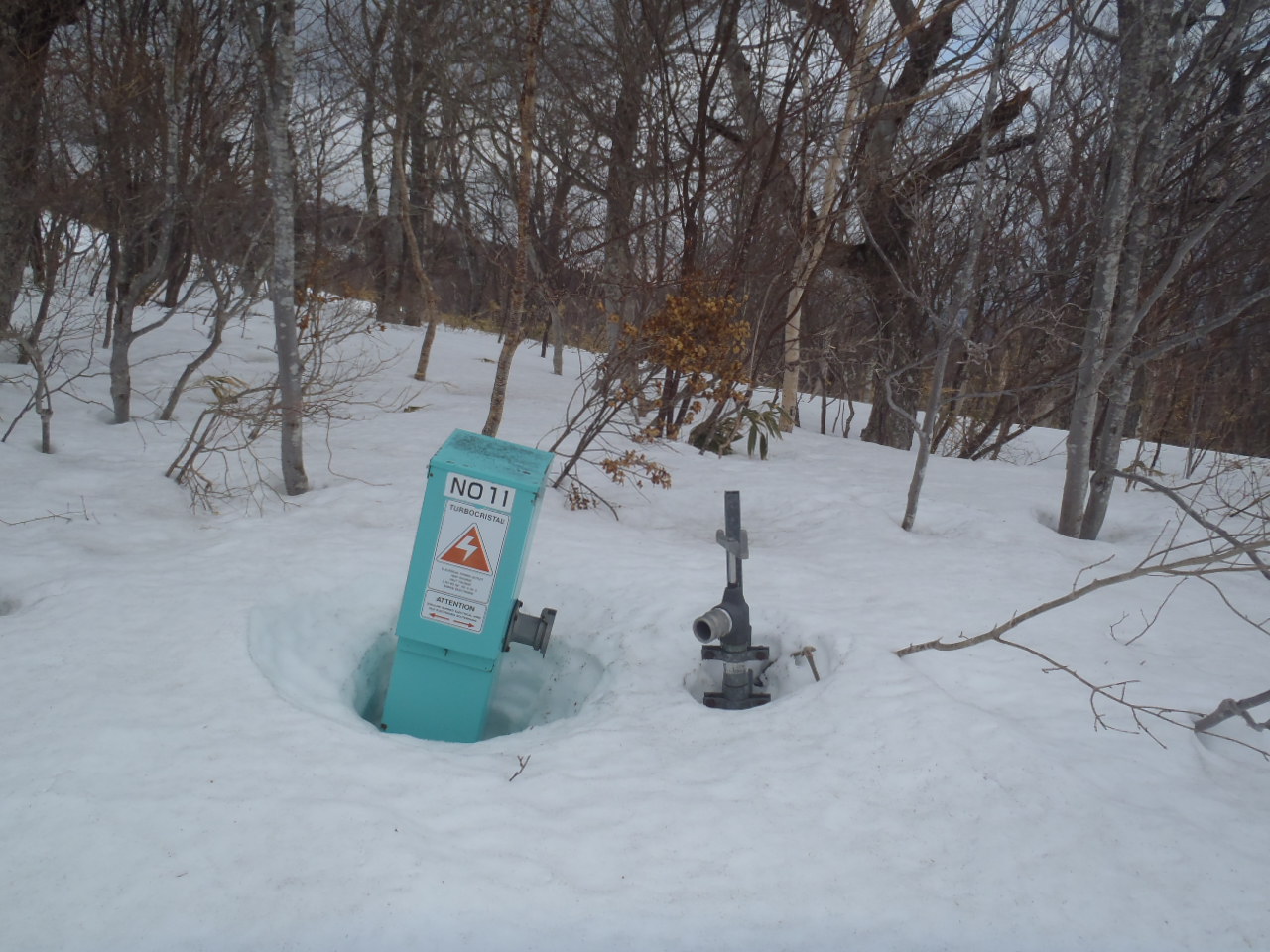 人工降雪機の電源と散水栓