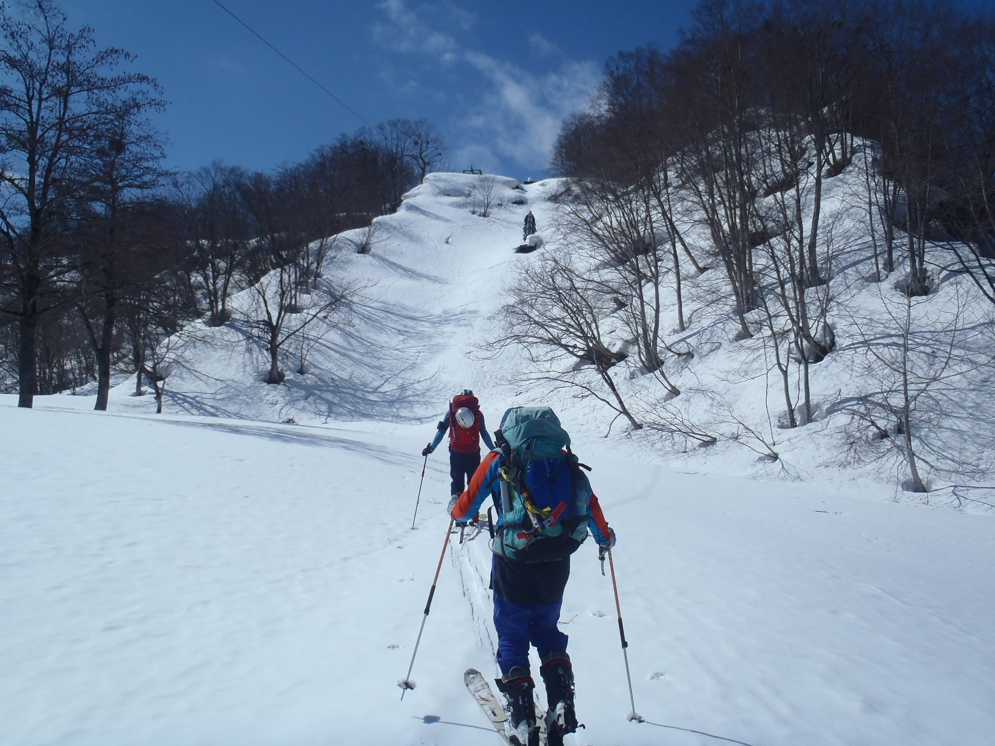 送水管沿いの急斜面