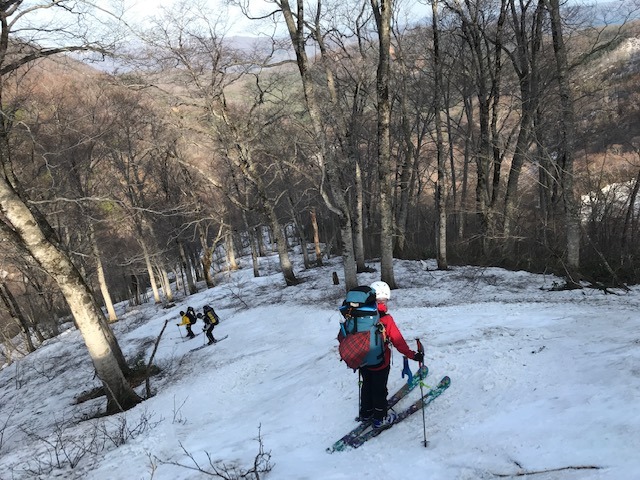 雪が少なくて、台地から猿倉への下りは難儀