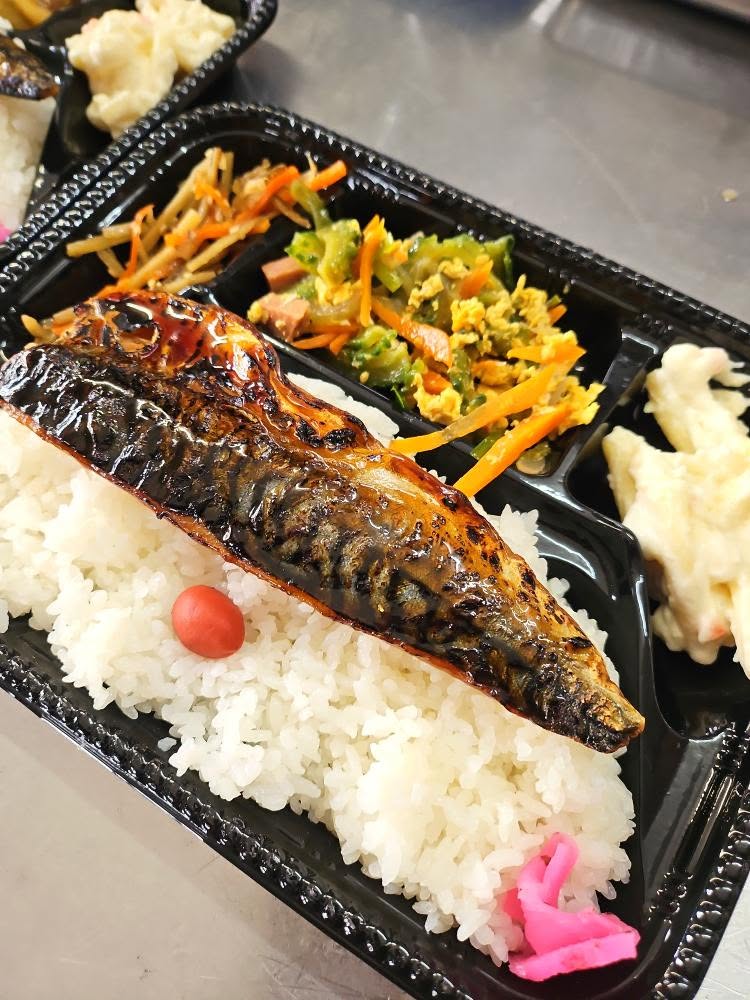 サバ弁当　700円(税込)　※サバを半身使っているのですが骨を全部取っていて そのまま食べれる大人気商品です