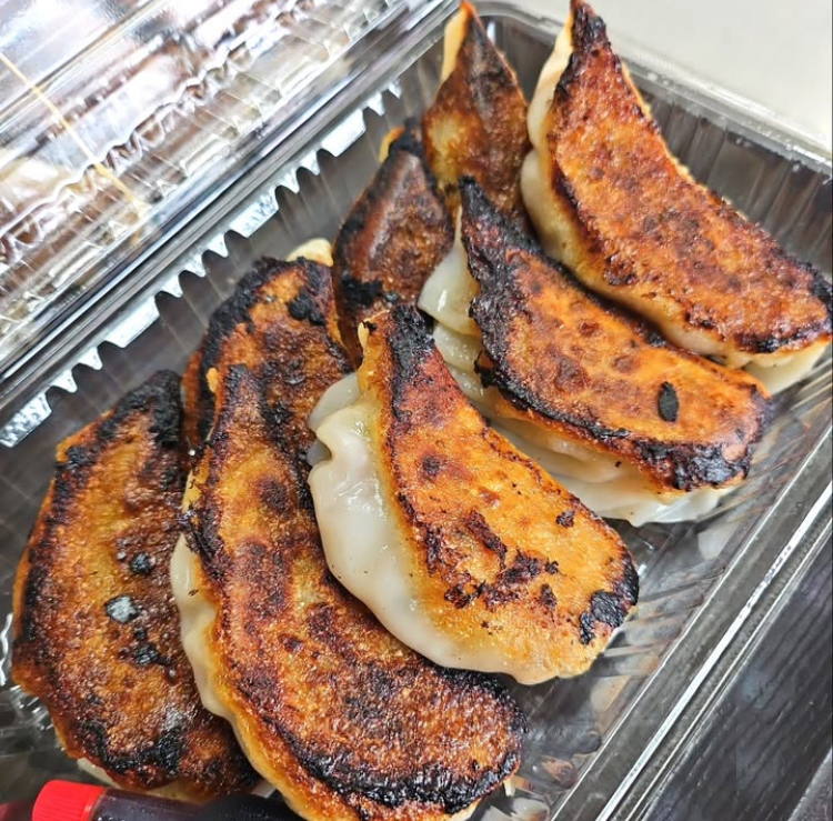 餃子(8個入)　550円(税込)