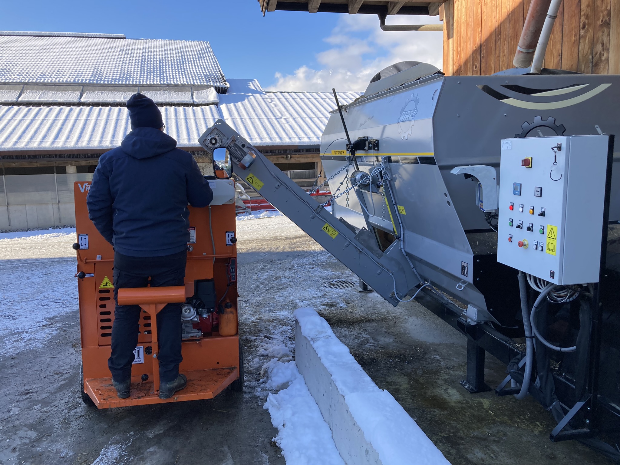 Hirl stationärer elektrischer Futtermischer und Valmetal Supercart Futterverteilwagen