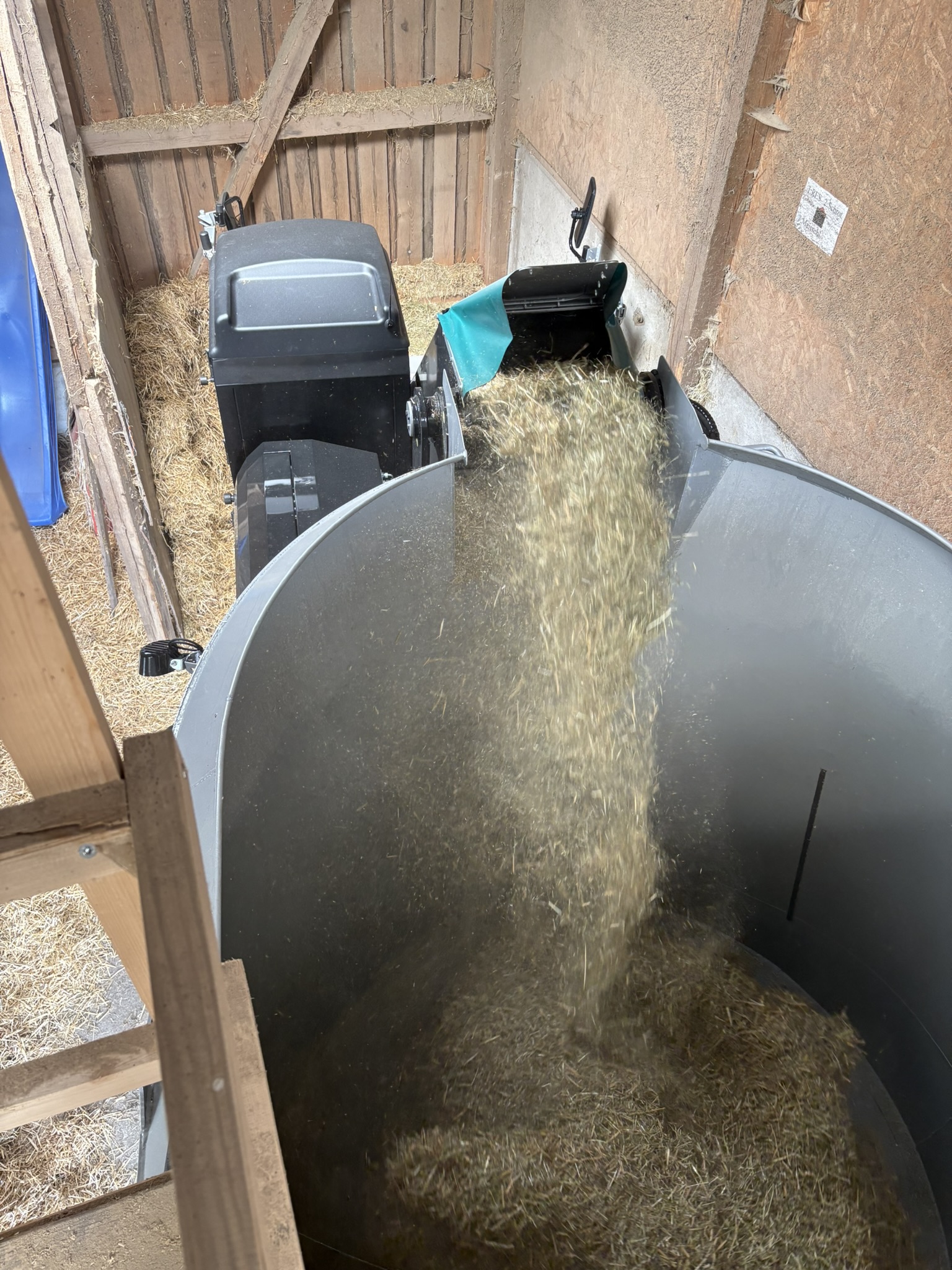 Futtermischer Selbstfahrer Frontfräse beim Fräsen Hirl SF vertikal Eco