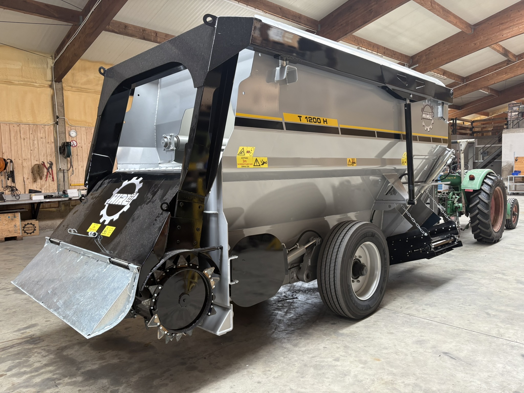 Futtermischwagen Fräsmischwagen Heckfräse Hirl T horizontal Pro