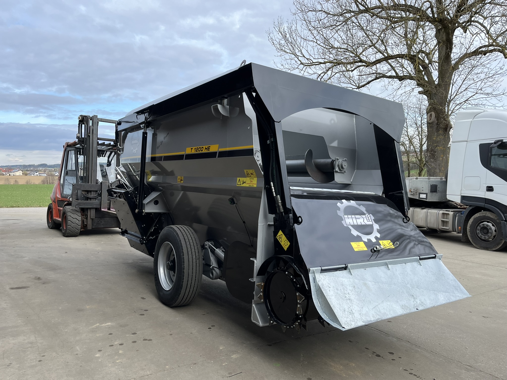 Futtermischwagen Fräsmischwagen Heckfräse Hirl T horizontal Pro