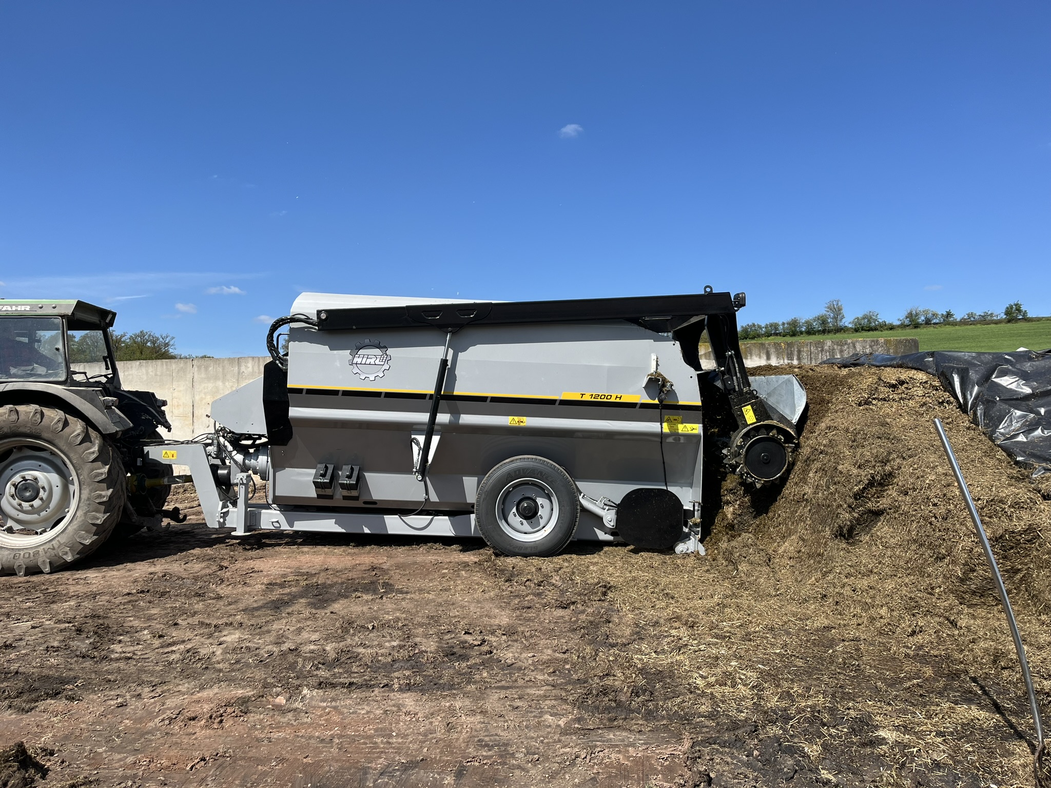 Futtermischwagen Fräsmischwagen Heckfräse beim Fräsen vom Silo Hirl T horizontal Pro