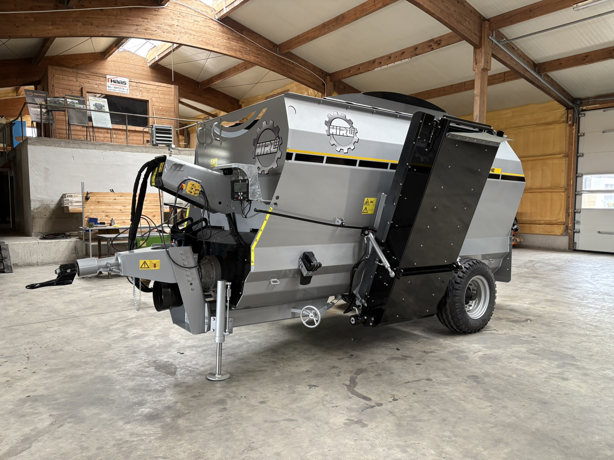 Futtermischwagen mit Austrag Überladeband Hirl T horizontal Eco