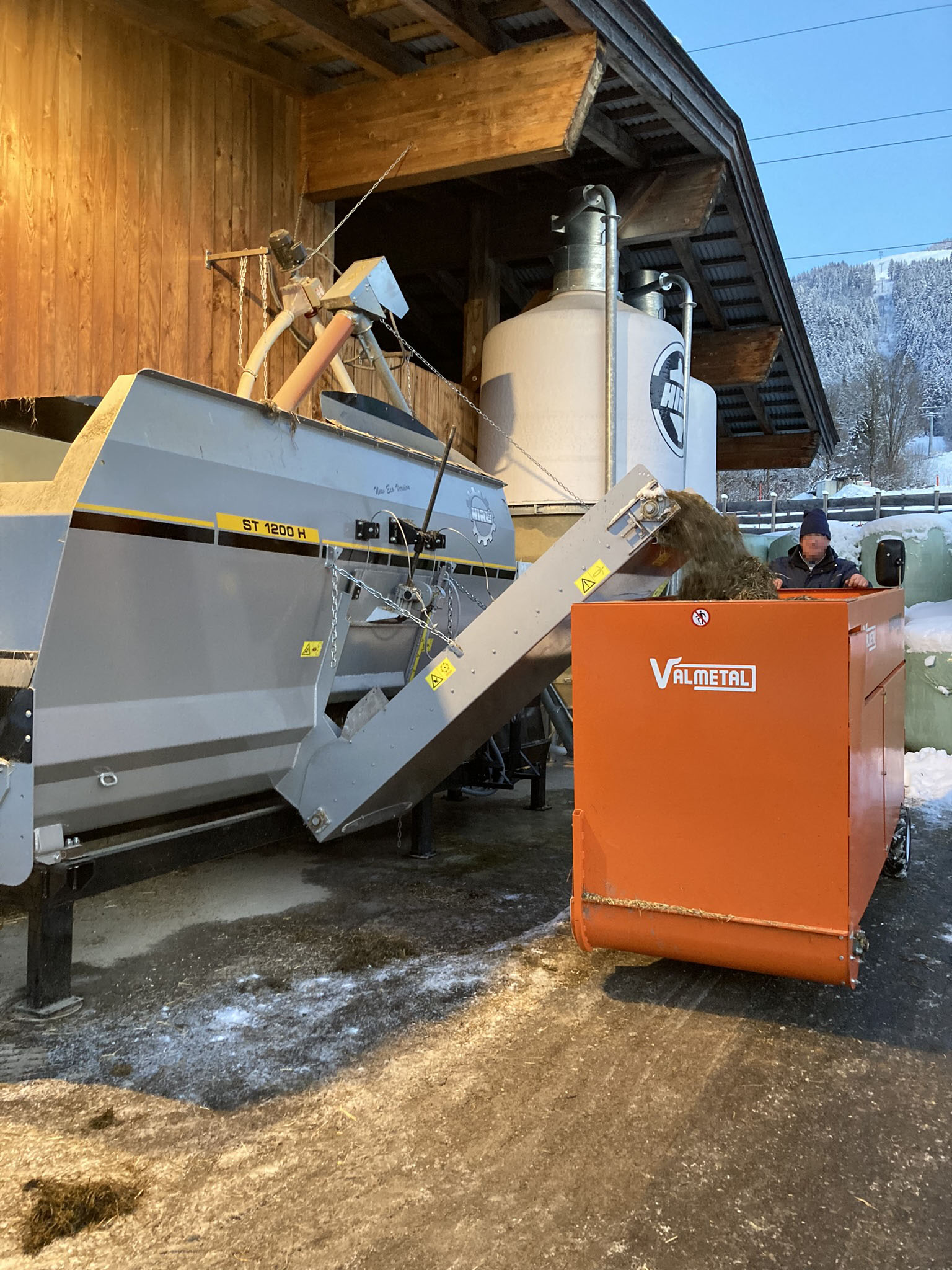 Hirl stationärer elektrischer Futtermischer und Valmetal Supercart Futterverteilwagen