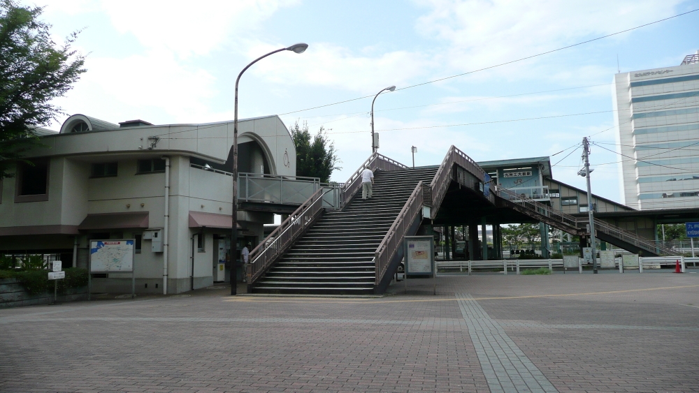近隣［0.9km］／ＪＲ九州工大前駅　／JR九州工大前駅→徒歩　西鉄バス「九州工大前」バス停〜70番（幸町行）91番（八幡方面行）他《→小芝→三六→》「千防」バス停下車※徒歩1分　【上記画像クリックで、西鉄バス時刻表につながります。】
