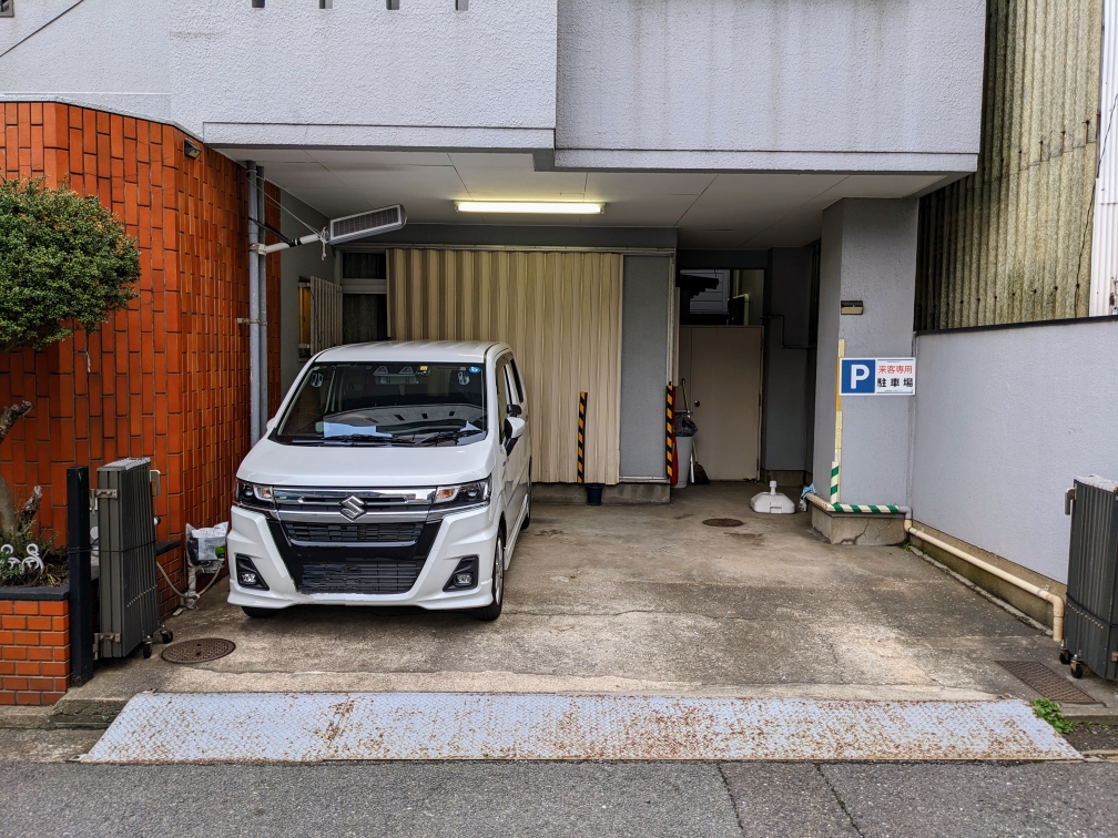 駐車場（２台分）※左は送迎（自家用）車です。右の空きスペースをご利用いただけます。（自転車も同様）
